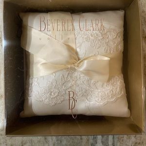 EUC, Beverly Clarke ring bearer pillow, ivory